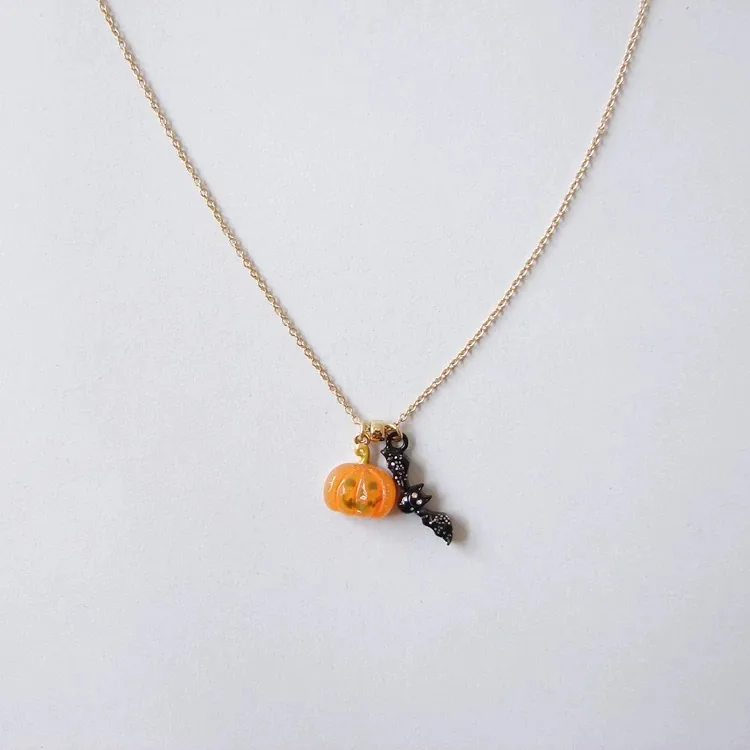 Pumpkin necklace sample view