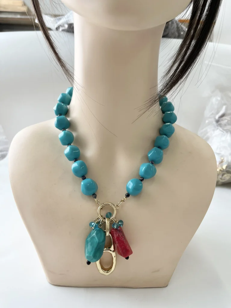 Double Strand Turquoise Resin Beaded Statement Necklace, Boho Two-Tone Red Green Pendant Toggle Clasp Necklace, Custom Wholesale Women Bohemian Jewelry wholesale resin jewelry